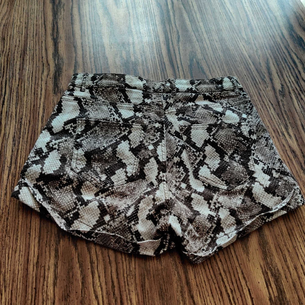 H&M Brown Cream Snake Skin Stretch High Waisted Rolled Cuff Short EUC sz 10 - Picture 7 of 12